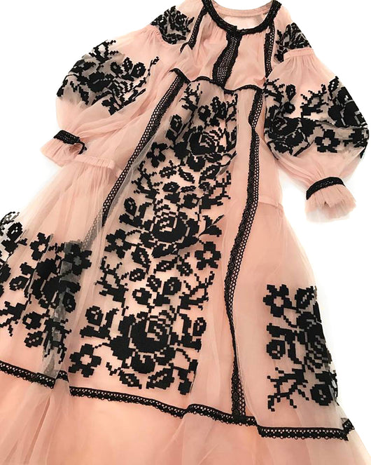 Pink tulle kaftan with embroidery and lace